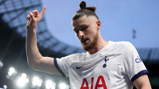 Radu Drăgușin strălucește în tricoul lui Tottenham și noua ediție #6 2025/26 e acum disponibilă!